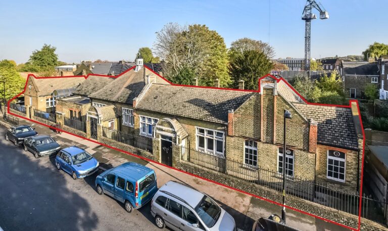 221 consort rd se15 3sb